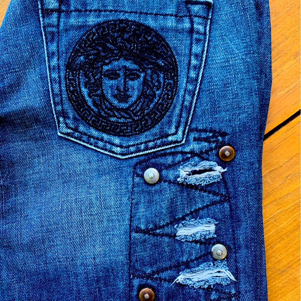 Womens Stunning
Versace Jeans Couture
Blue Capri Jeans Size 25